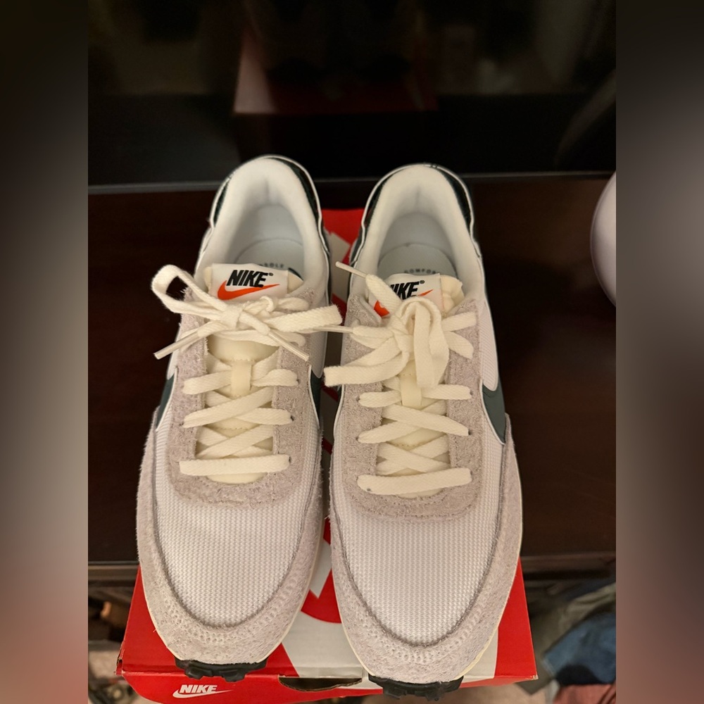 Never worn - women’s Nike Waffle White and Green Shoes - Picture 4 of 5